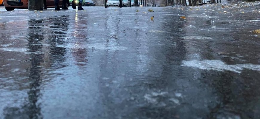 Ситуация с гололедом на улицах Петербурга по-прежнему остается сложной