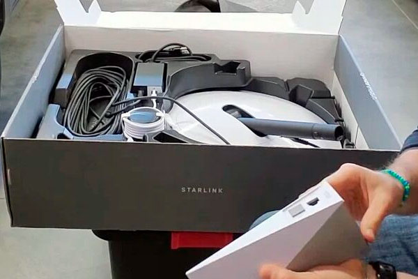 США занялись поставками на Украину терминалов Starlink до 24 февраля – СМИ