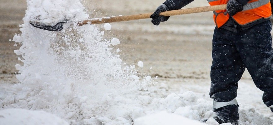 Дворник рассказал правду о «высоких» зарплатах в ЖКХ Петербурга после начала реформы