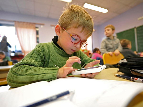 Законопроект о запрете использования мобильных телефонов в школах принят в первом чтении