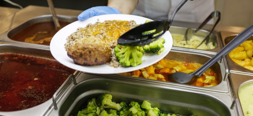 Смольный за три года не смог организовать информационную работу в секторе школьного питания