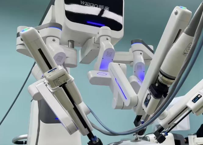 В КНР разработан аналог американского роботизированного хирургического комплекса Da Vinci