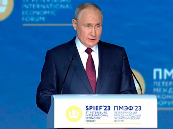 Поддержка разработчиков ИИ-технологий и торговых онлайн-площадок, управление на основе данных – из выступления президента России на ПМЭФ