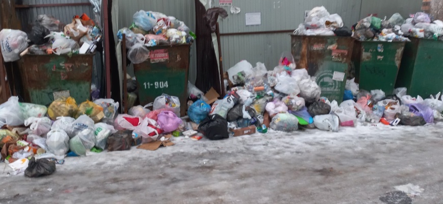 В Иваново на улице Свободы растёт гора мусора