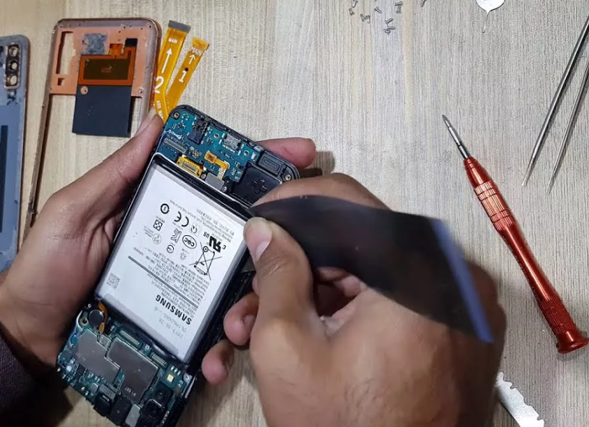 Новый закон ЕС обязал производителей смартфонов предусмотреть возможность лёгкой замены аккумулятора