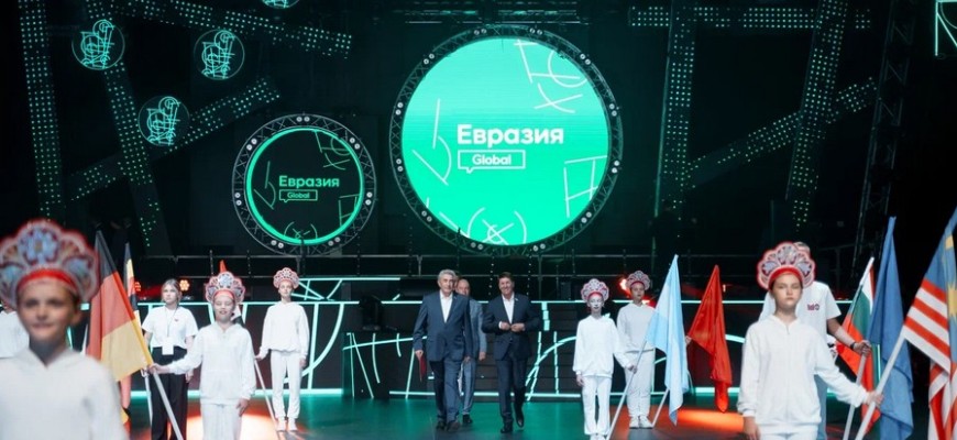 Владимир Путин приветствовал участников международного форума «Евразия Global»