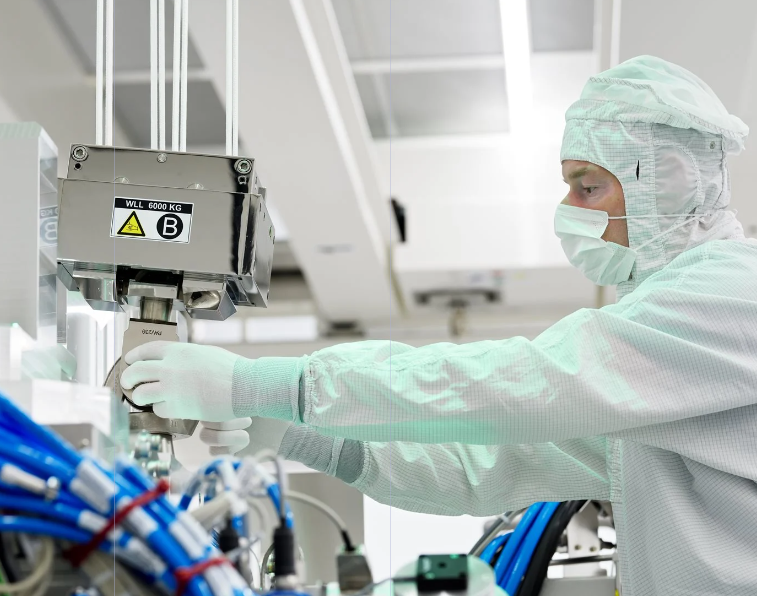 Нидерланды не будут автоматически следовать санкциям США в вопросе поставок в КНР оборудования для производства чипов