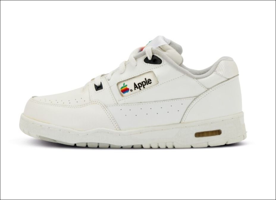 Очередной артефакт для последователей культа Apple выставлен на странную продажу