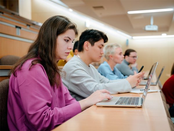 Использование ИИ в дипломном проектировании поддержано 11 вузами – почему это правильно