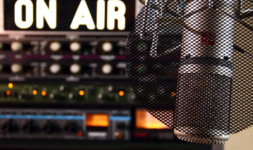 Хакеры атаковали ряд радиостанций в российских регионах и «объявили» воздушную тревогу