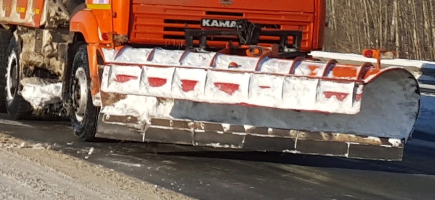 «Перейти дорогу еще то испытание»: блогер Смоляк раскритиковал уборку снега в Петербурге