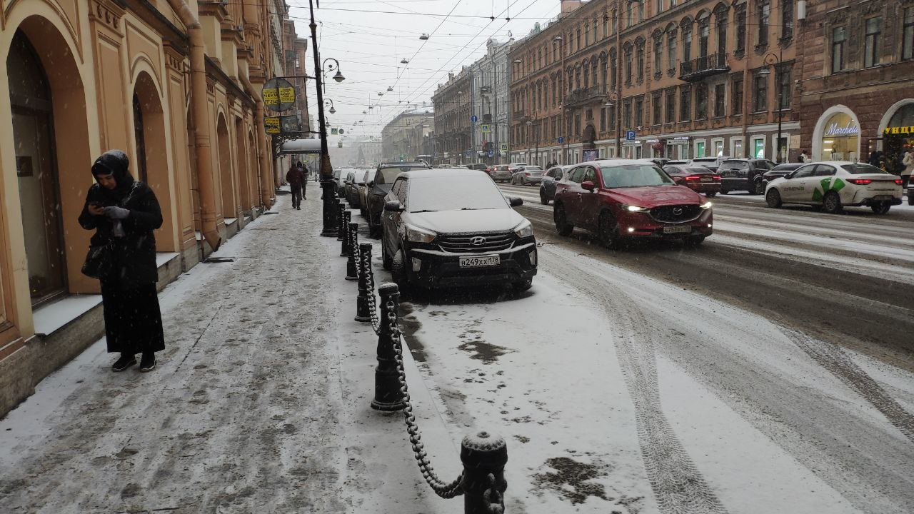 С коляской сложно пройти: петербуржцы сообщили представителям Комблага о заснеженных улицах после показного отчета ведомства