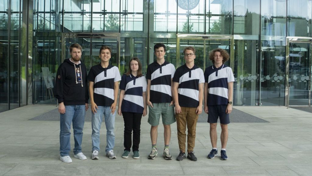 Наши школьники взяли 2 золота и 2 серебра на 37-й Международной олимпиаде по информатике